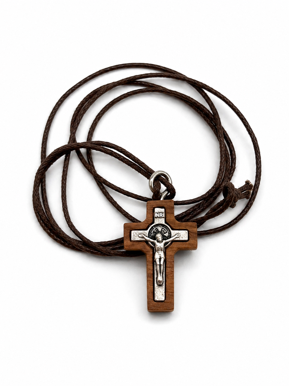 Colar com Cruz de São Bento em madeira