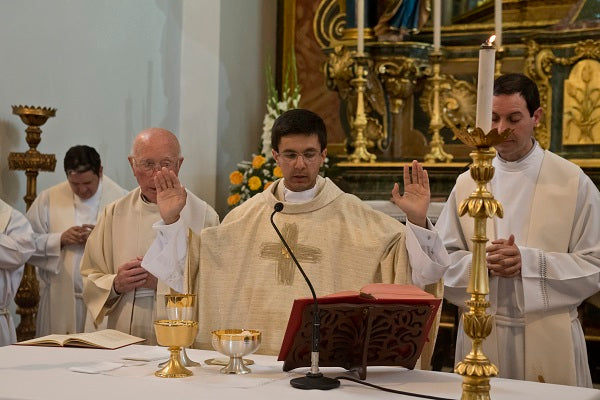 Sacerdote paulista celebra Missa Nova
