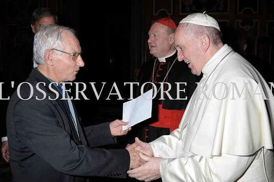 Papa Francisco recebe hino em sua homenagem