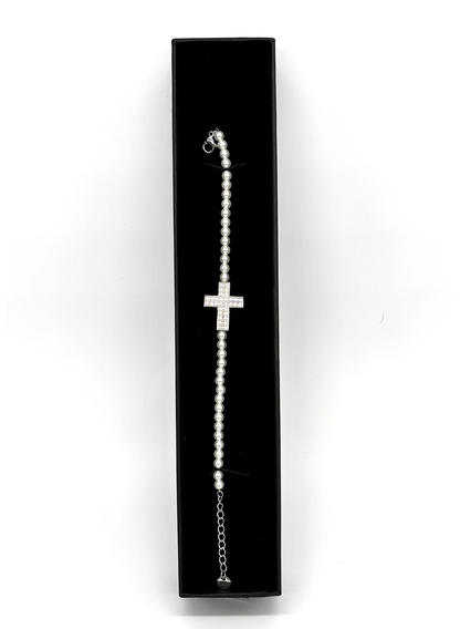 Pulseira com Cruz Cravejada e Pérolas
