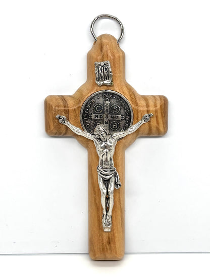 Crucifixo em madeira de oliveira com Medalha de São Bento