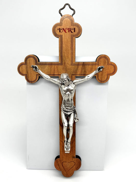Crucifixo em madeira com Cristo em metal