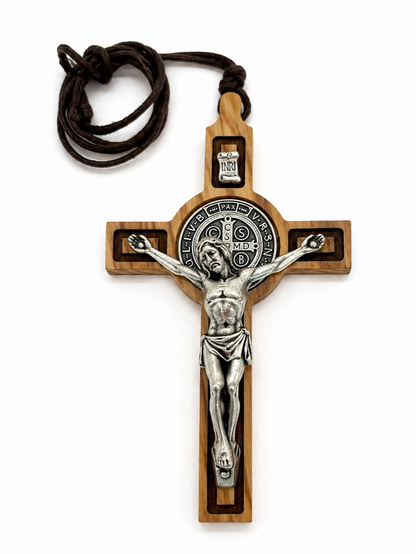 Cruz de São Bento em madeira com cordão