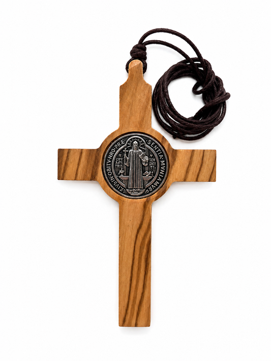 Cruz de São Bento em madeira com cordão